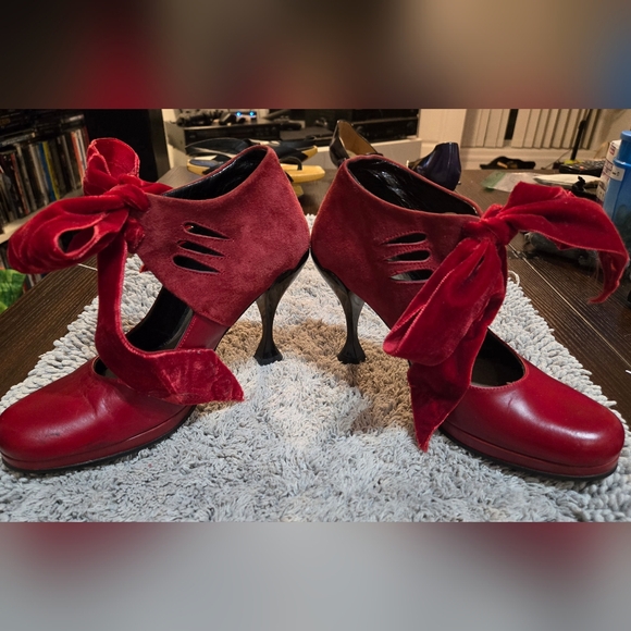 John Fluevog Red Velvet Bow Heels - Picture 2 of 12